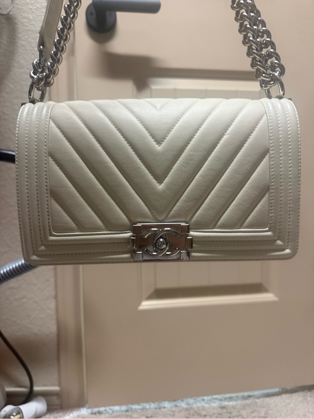 CHANEL White Chevron Quilted Shoulder Bag with Silver Chain